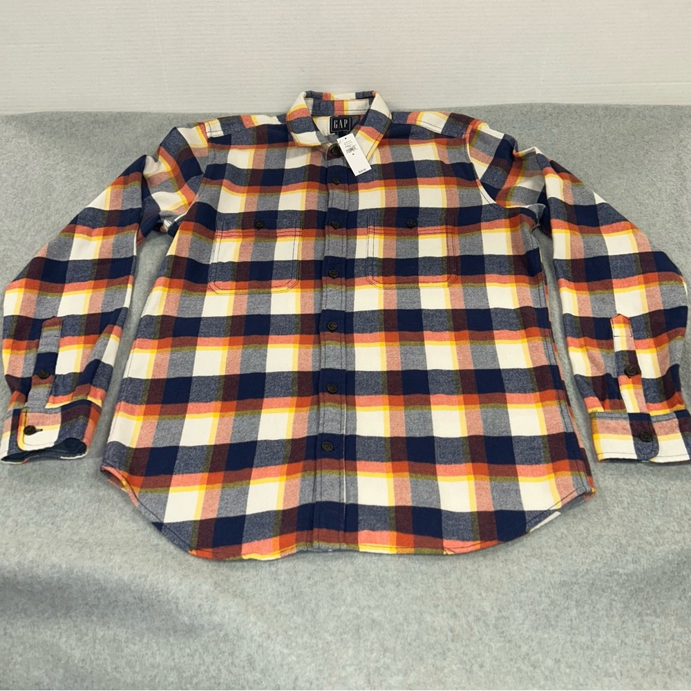 Gap Men’s NWT size medium soft flannel long sleeve button down shirt